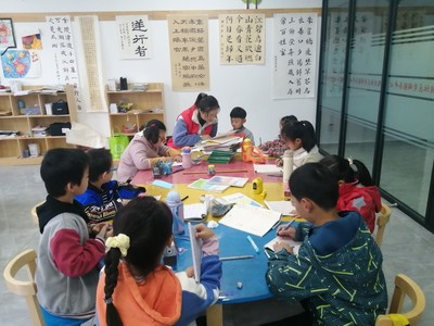 鹽都區(qū)潘黃街道旭日社區(qū)“復(fù)興少年宮” 以美術(shù)輔導(dǎo)服務(wù)點亮兒童多彩夢想